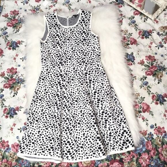NWOT‎ PINK TARTAN SNOW LEOPARD FITTED FIT & FLARE KNIT DRESS M - Picture 2 of 8